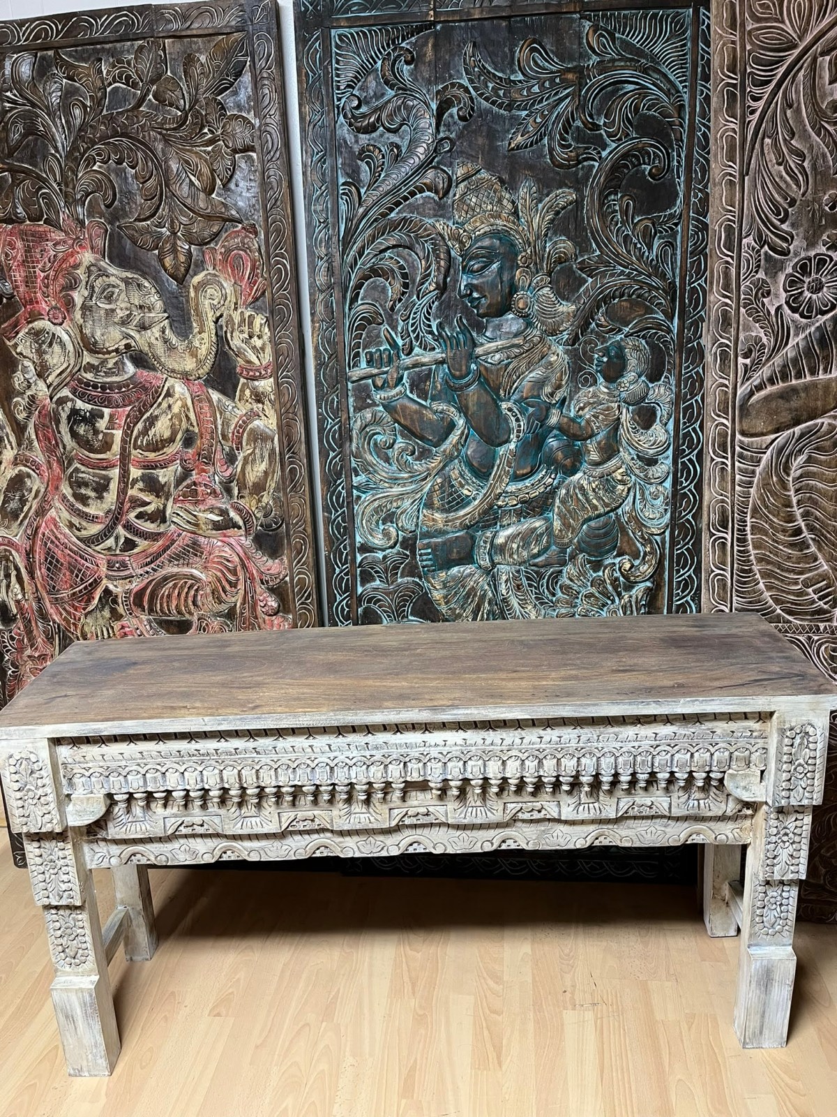 Creating a Cozy Farmhouse Thanksgiving Living Room with Antiques