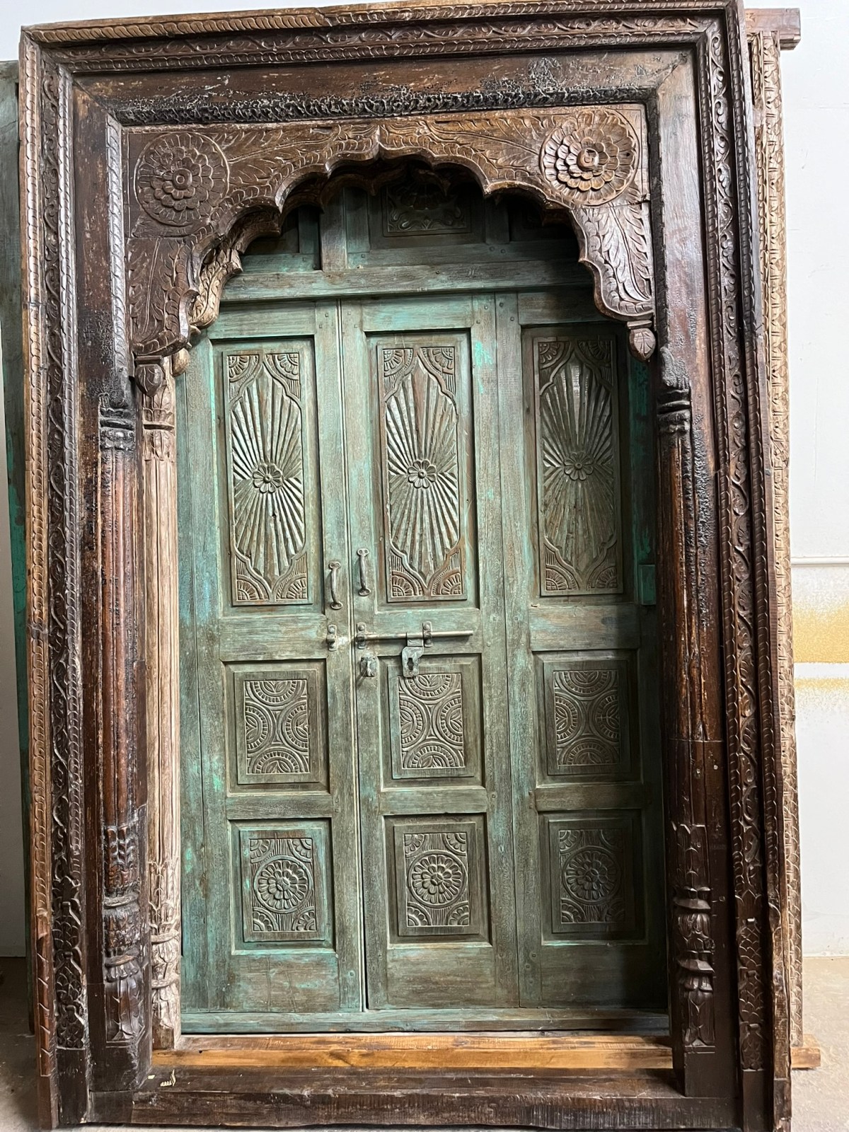 antique mountain cabin decor