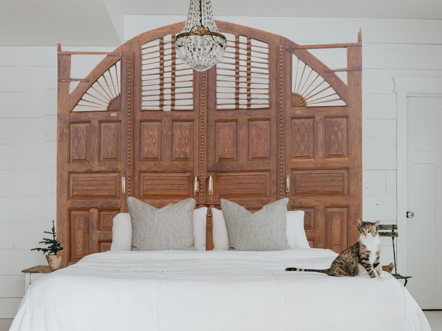 Bring Old-World Charm to Your Living Room | Vintage Furniture & Décor