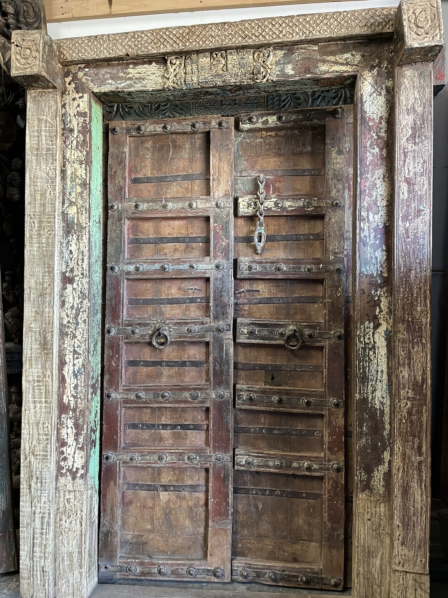 Luxurious Farmhouse Homes and Artistic Carved Barndoors